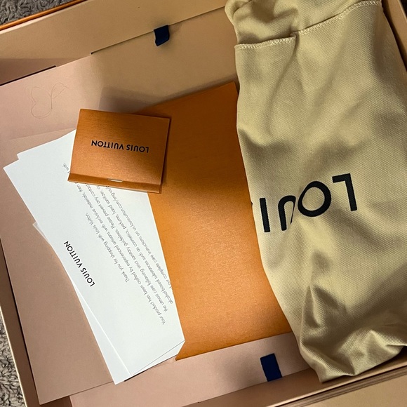 Neverfull Zippered Wristlet pouch - some wear inside as price is reflective. - Picture 4 of 4